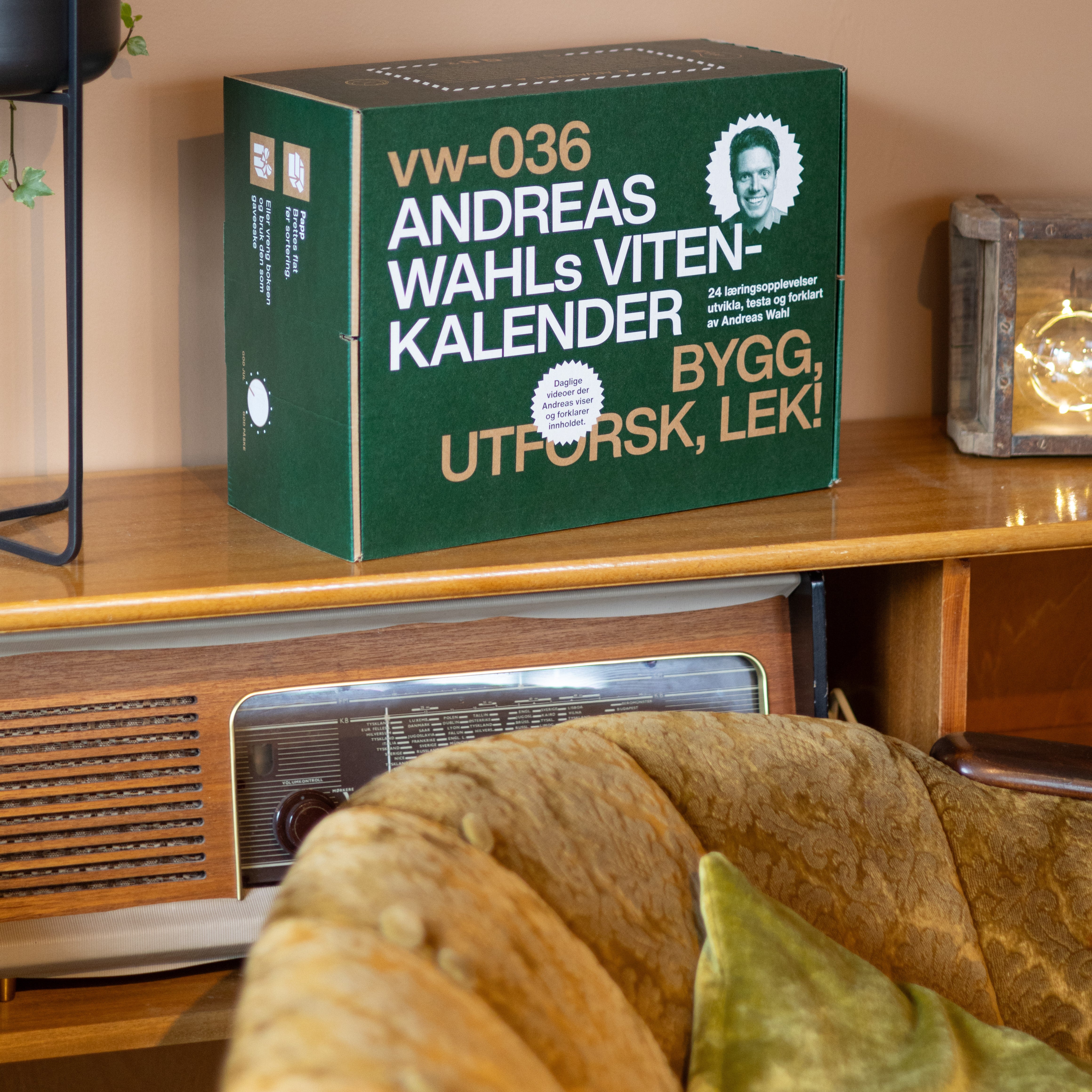 Andreas Wahls Vitenkalender på en hylle