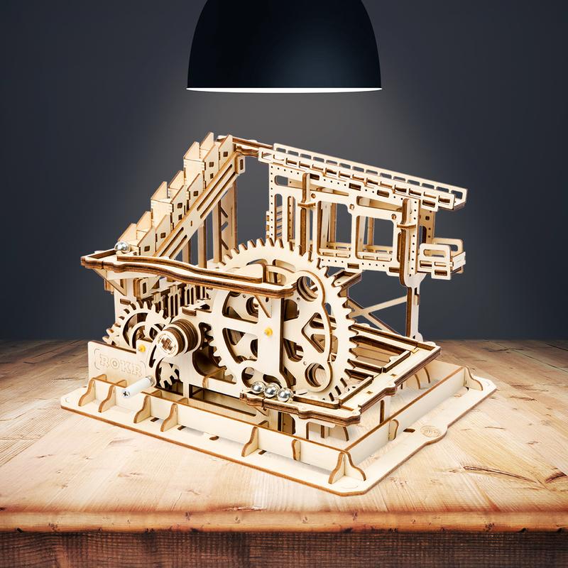 Clinker ball track with gears
