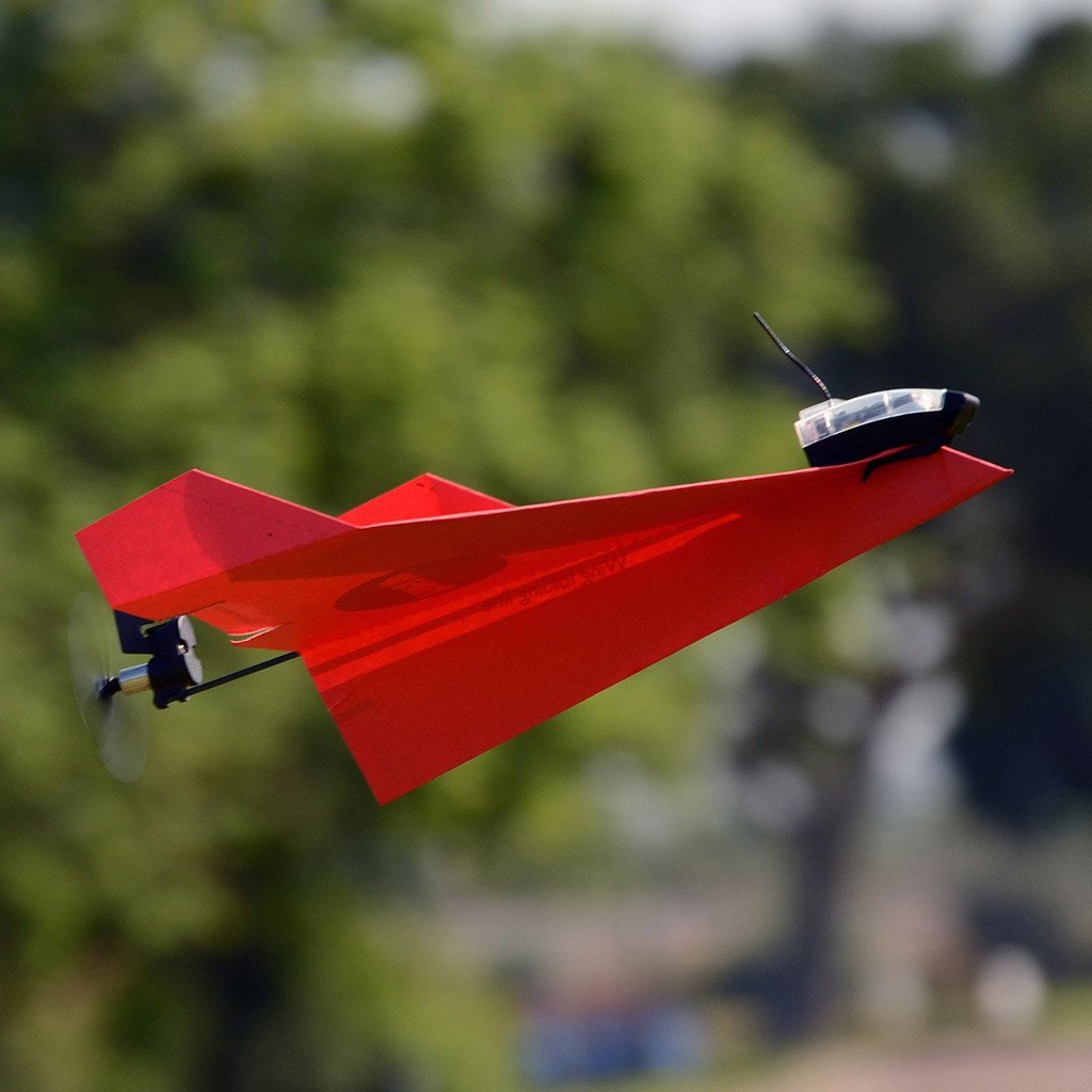 Papirfly med motor som flyr ute